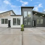 New! Modern 3Br/2Ba Near Downtown/Foosball/Netflix