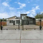 New! Modern 3Br/2Ba Near Downtown/Foosball/Netflix