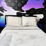 Stylish Gawdy Den With Fast Wifi 2 Minutes From Downtown Houston!