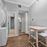 Trendy Montrose 1Br Apartment