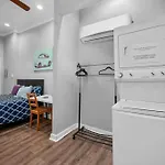 Trendy Montrose 1Br Apartment