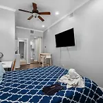 Trendy Montrose 1Br Apartment