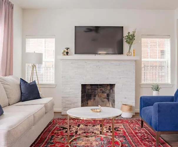 Unit 1 - Spacious & Renovated Apt Home In The City\'S Action