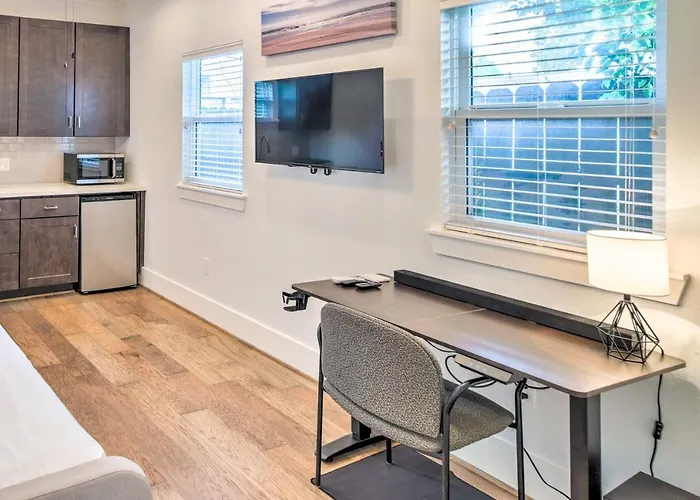 Central And Cozy Houston Studio - Pets Welcome!