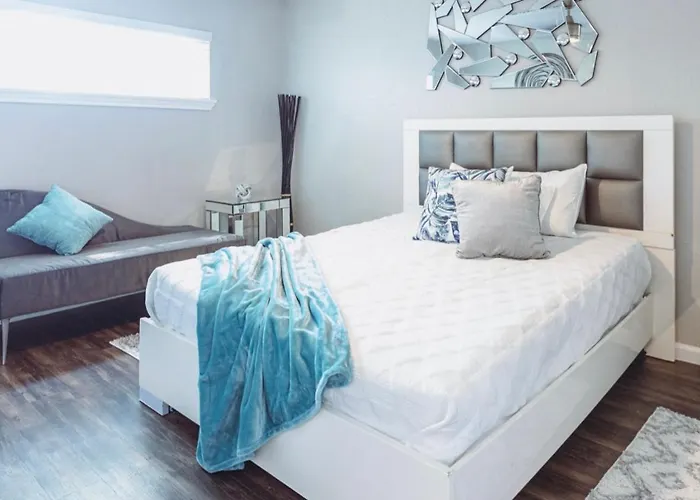 Premium Styled 2 Bedroom Apt In The Heart Of The Heights