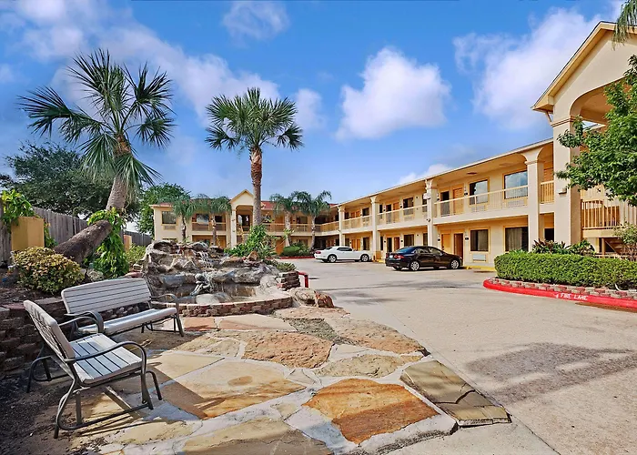 Super 8 By Wyndham Houston Hobby Airport South