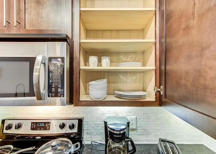 Resort-Style Pool, Gym/Garage, 1Br, Medical Center