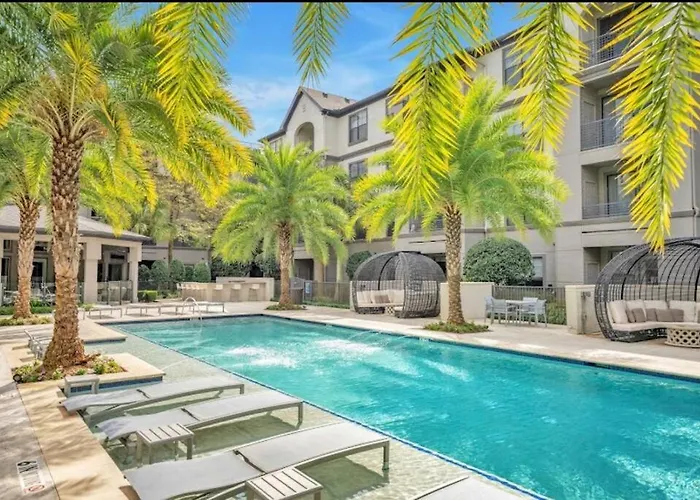 Chic Retreat-Walk To Nrg-Pool