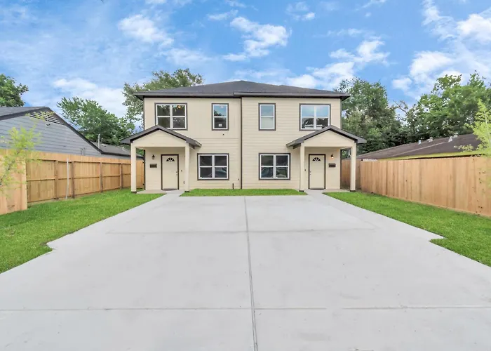 2 Homes! Sleeps 18, Games, Gated Parking & More!