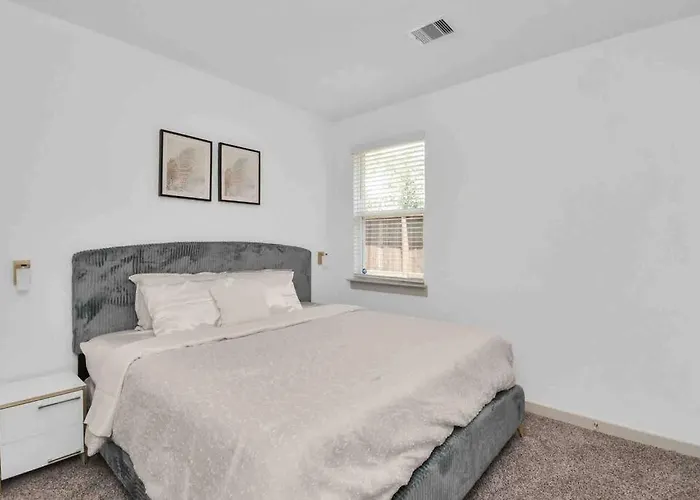 4Bedroom Escape - Near Med Center With Backyard