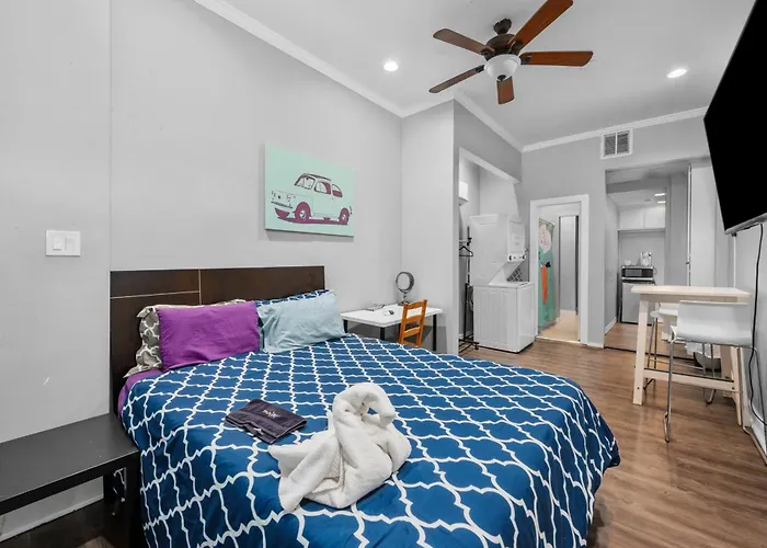 Trendy Montrose 1Br Apartment