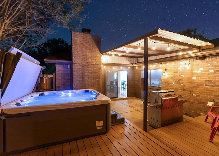 3 Bed Home With Luxury Hot Tub, Deck, Wifi And Arcade Games