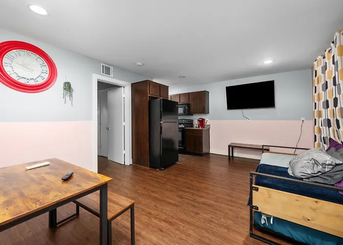 Chic & Cozy 1Br Apt With Free Parking & King Bed
