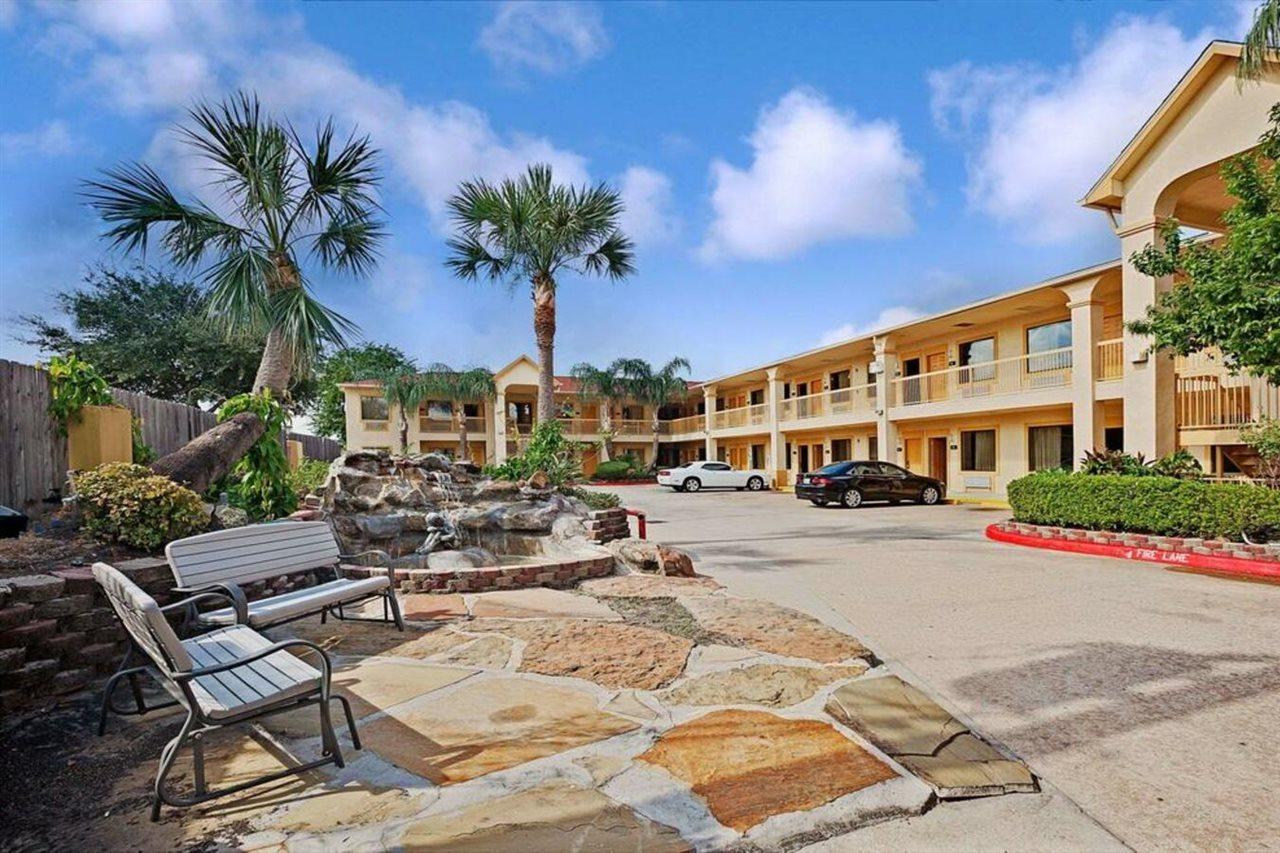 Super 8 By Wyndham Hobby Airport South Houston