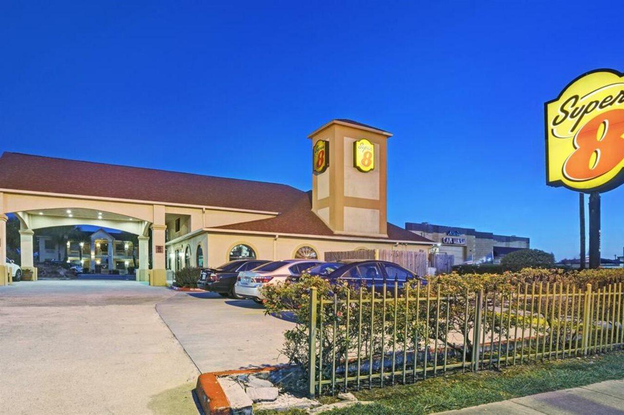 Super 8 By Wyndham Hobby Airport South Houston