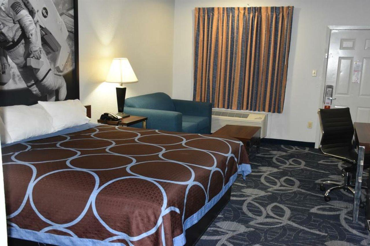 Super 8 By Wyndham Hobby Airport South Houston