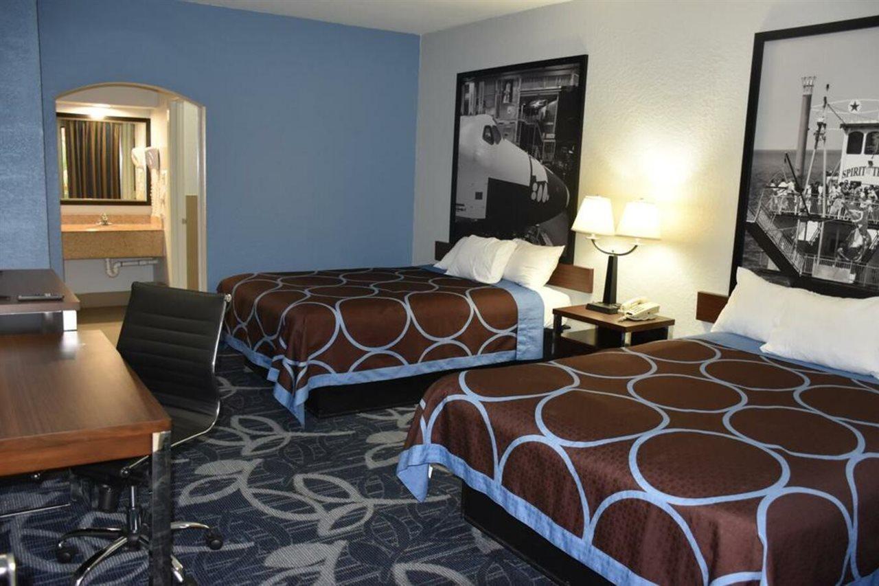 Super 8 By Wyndham Hobby Airport South Hotel 2*