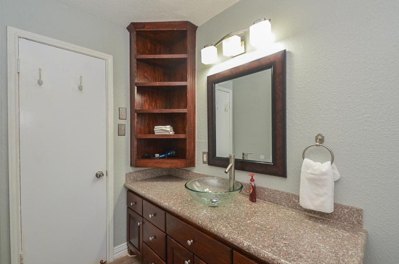 Authentic By Memorial Mall, W Holiday home Houston