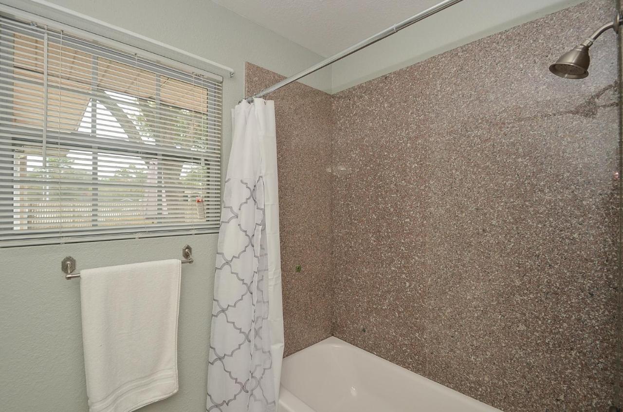 Authentic By Memorial Mall, W Holiday home Houston