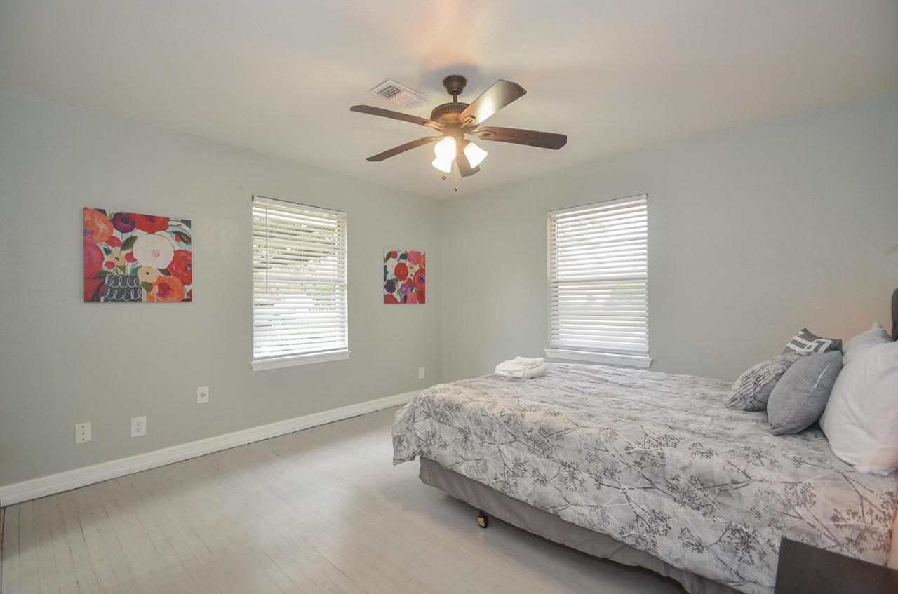 Authentic By Memorial Mall, W Holiday home Houston