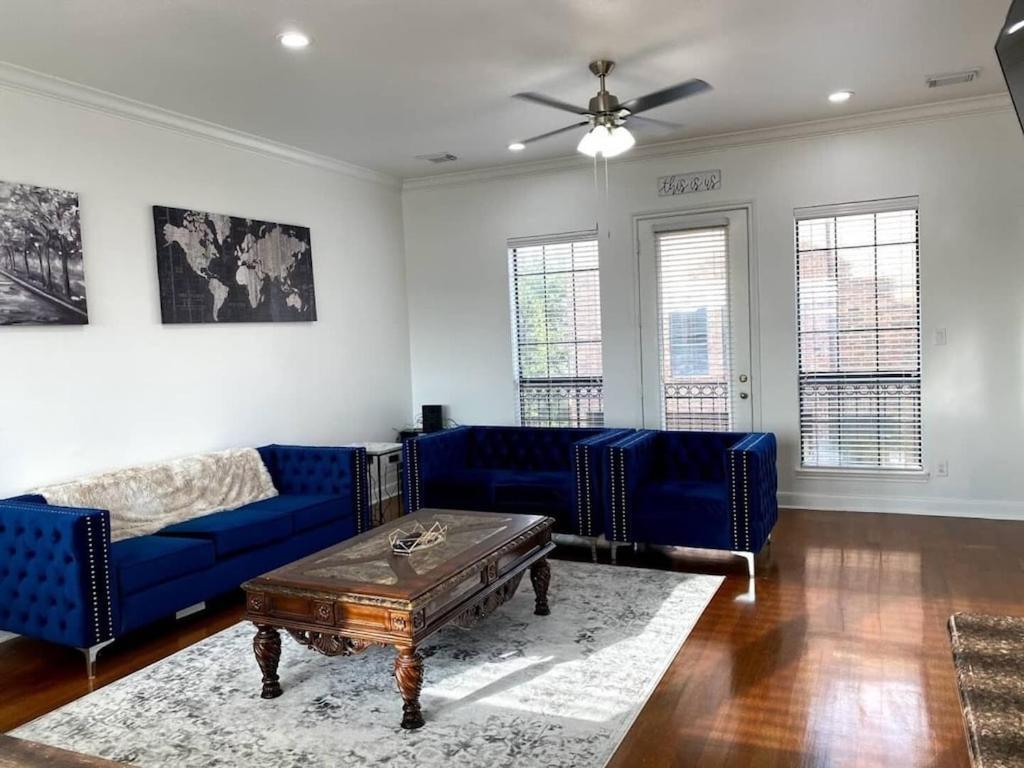 Luxury 3-story In Downtown Apartment *