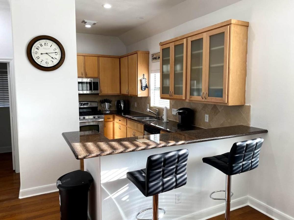 Luxury 3-story In Downtown Apartment *