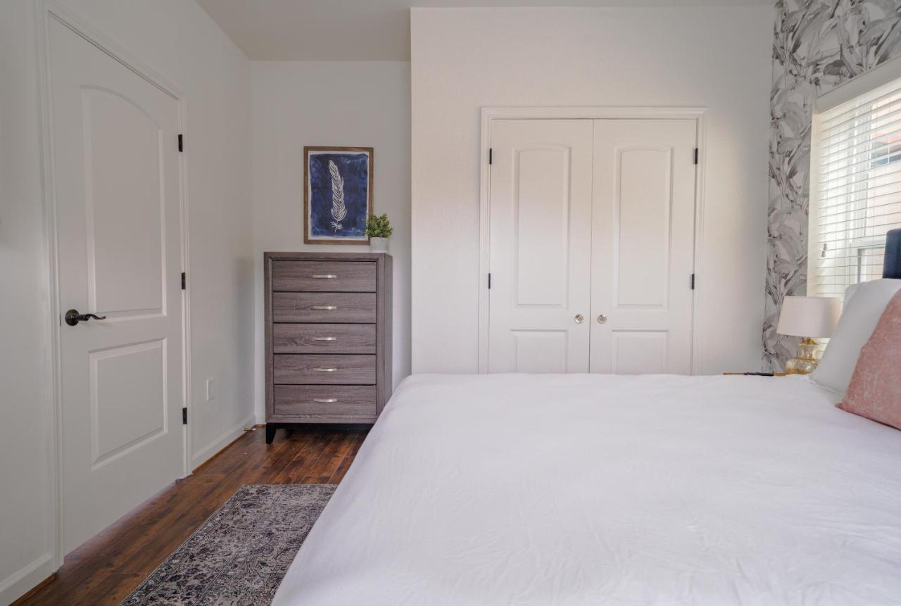 Unit 1 - Spacious & Renovated Apt In The City's Action Apartment