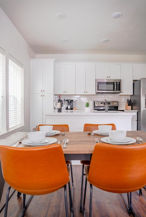 Apartment Unit 1 - Spacious & Renovated Apt In The City's Action *