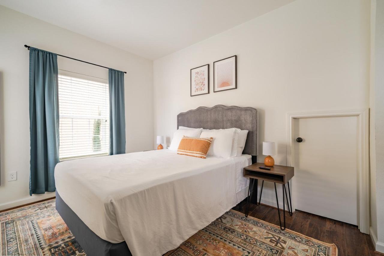 Apartment Unit 1 - Spacious & Renovated Apt In The City's Action Houston