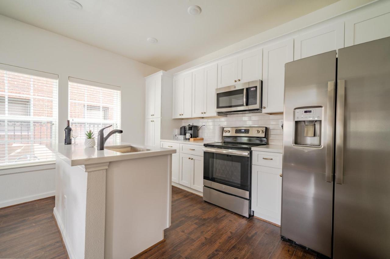 Unit 1 - Spacious & Renovated Apt In The City's Action Apartment Houston