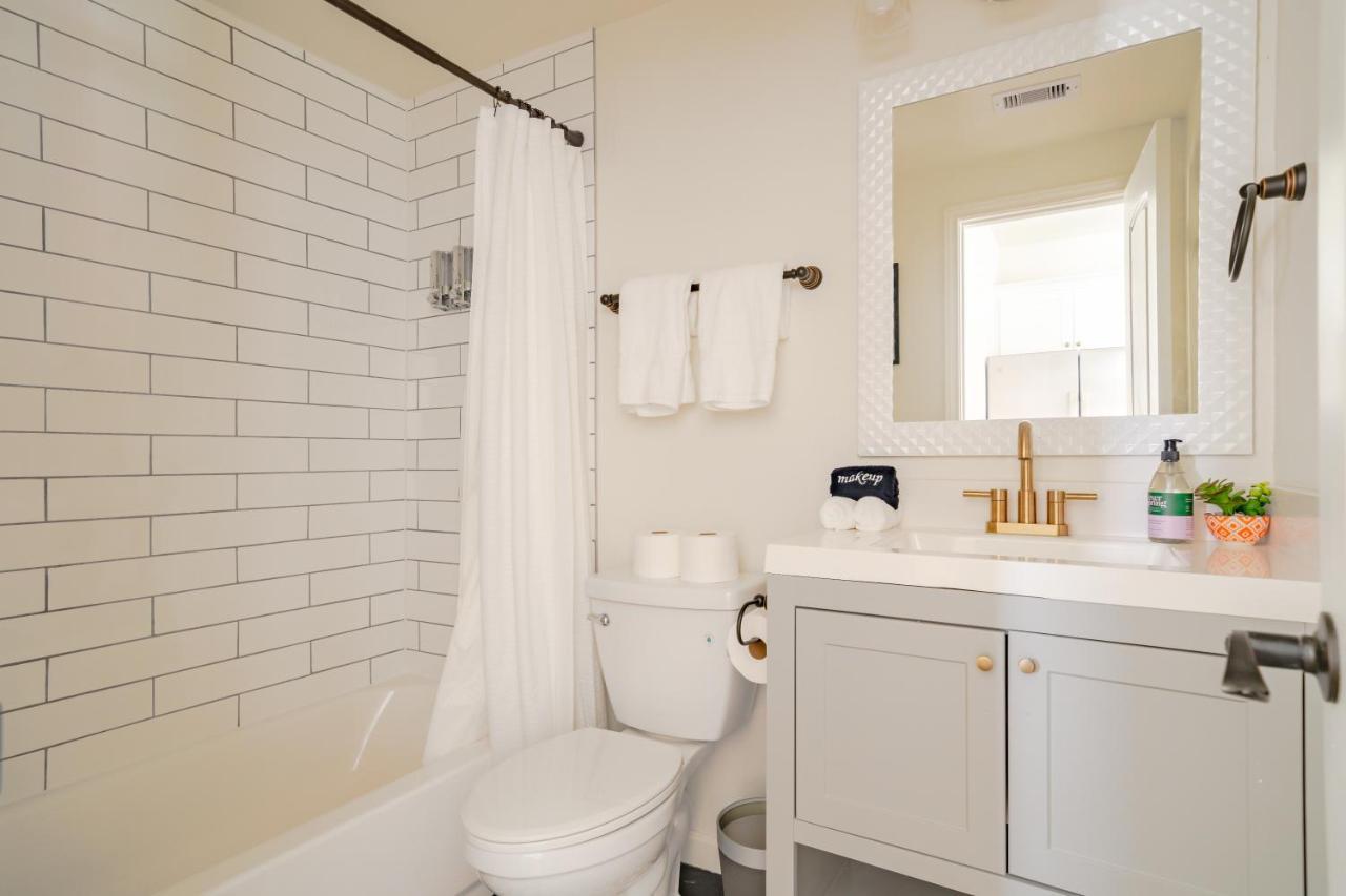Unit 1 - Spacious & Renovated Apt In The City's Action Apartment *