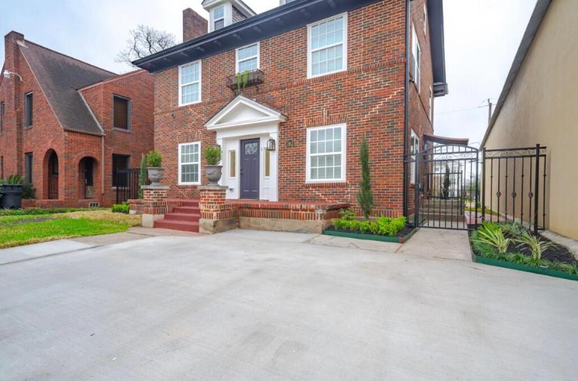 Unit 1 - Spacious & Renovated Apt In The City's Action *