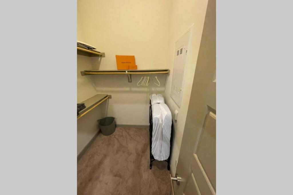 Apartment Downtown W Pool And Free Parking 6