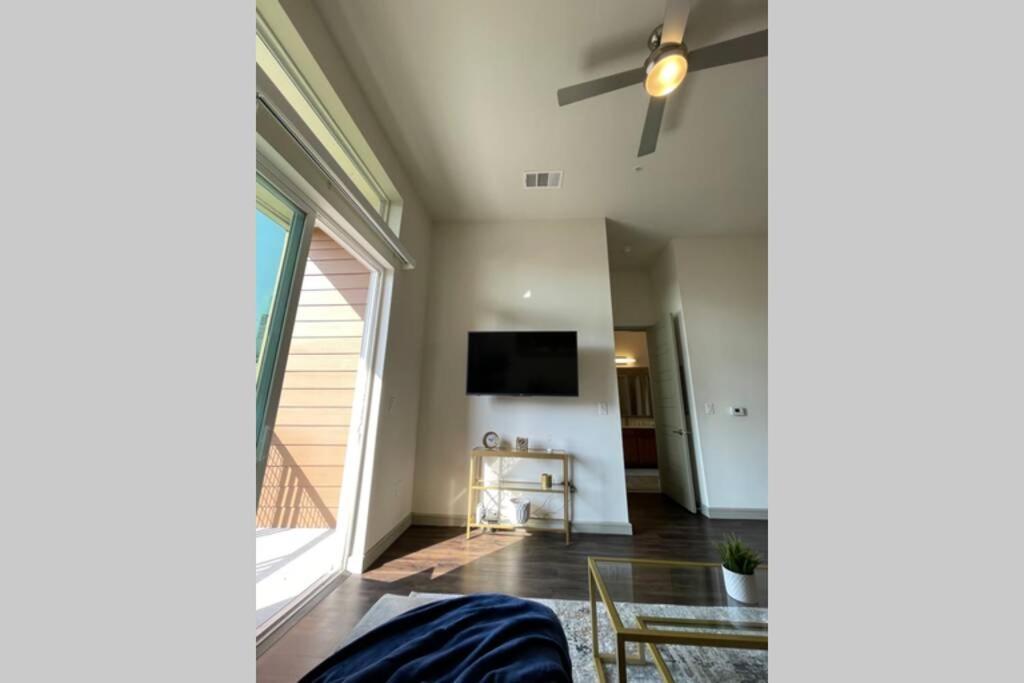 Downtown W Pool And Free Parking 6 *