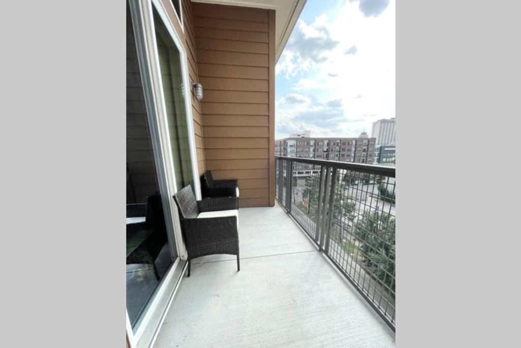Apartment Downtown W Pool And Free Parking 6