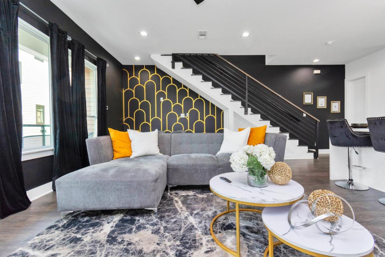 The Spot! Downtown Skyline Views! Sleeps 12 *