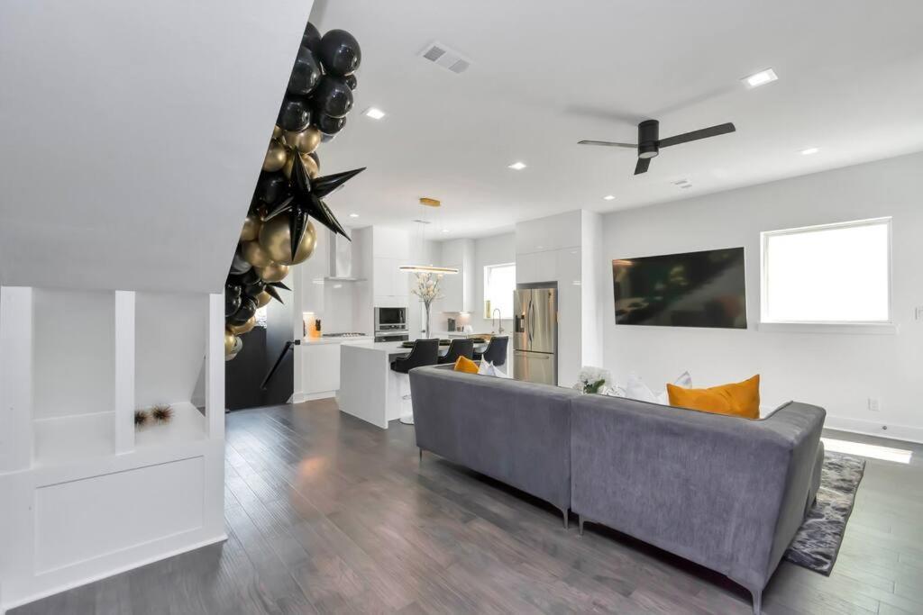 The Spot! Downtown Skyline Views! Sleeps 12 * Houston