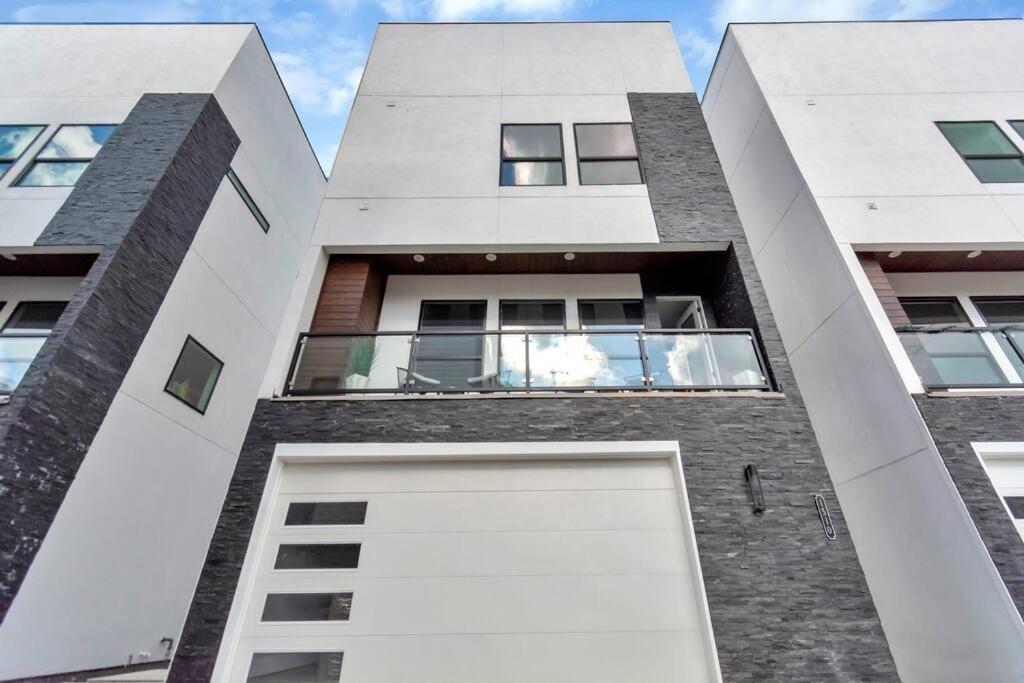 The Spot! Downtown Skyline Views! Sleeps 12 Holiday home *