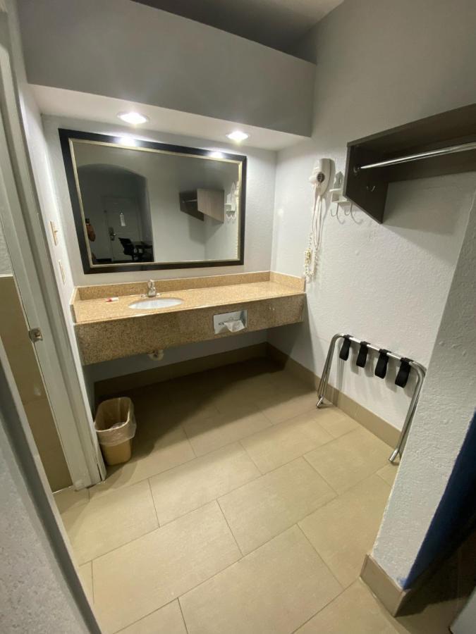 Super 8 By Wyndham Hobby Airport South Houston