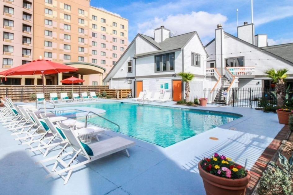 Medical Center 2br Loft With Pool Near Nrg Stadium Apartment