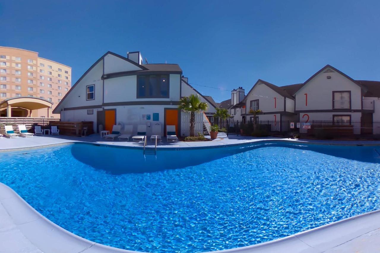 Medical Center 2br Loft With Pool Near Nrg Stadium Houston