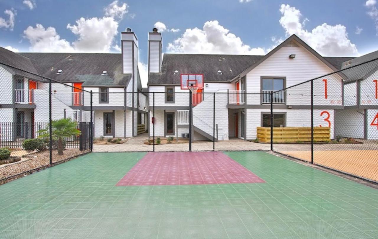 Medical Center 2br Loft With Pool Near Nrg Stadium Apartment