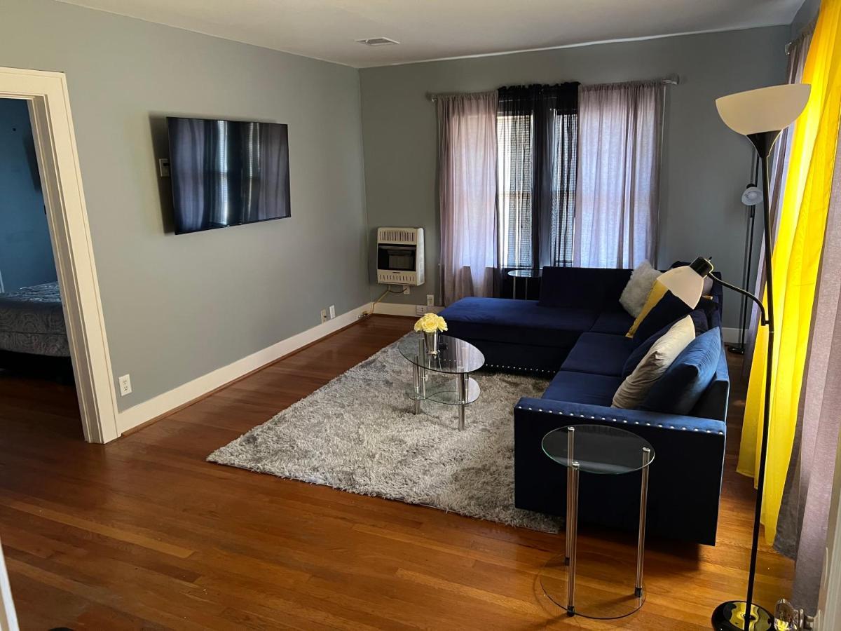Apartment 2nd Level Duplex, Downtown Near Toyota Center, Smoking Allowed On Balcony!