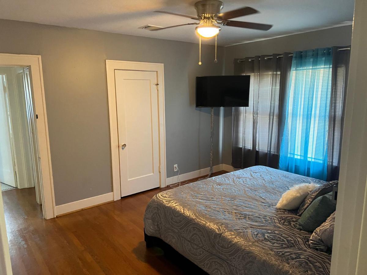 Apartment 2nd Level Duplex, Downtown Near Toyota Center, Smoking Allowed On Balcony! Houston