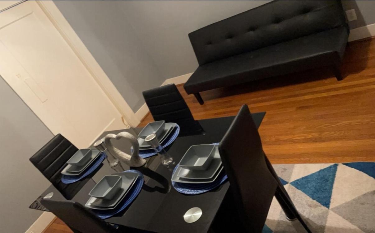Apartment 2nd Level Duplex, Downtown Near Toyota Center, Smoking Allowed On Balcony!