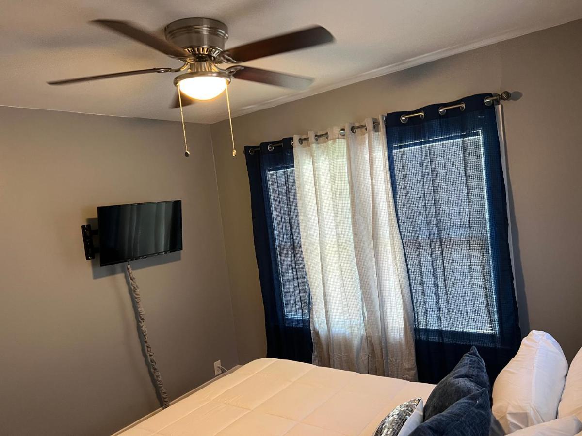 2nd Level Duplex, Downtown Near Toyota Center, Smoking Allowed On Balcony! Apartment Houston