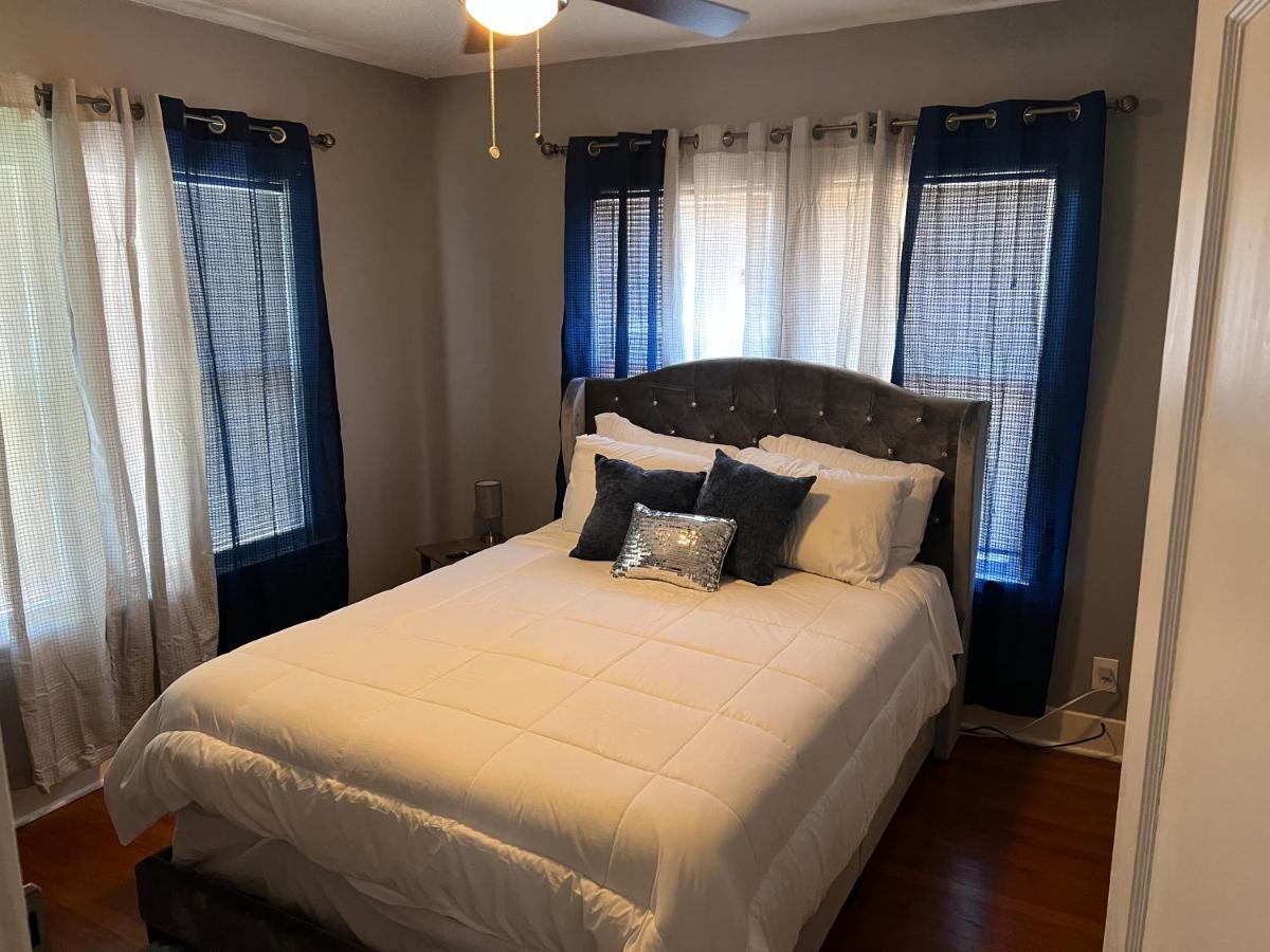 2nd Level Duplex, Downtown Near Toyota Center, Smoking Allowed On Balcony! * Houston
