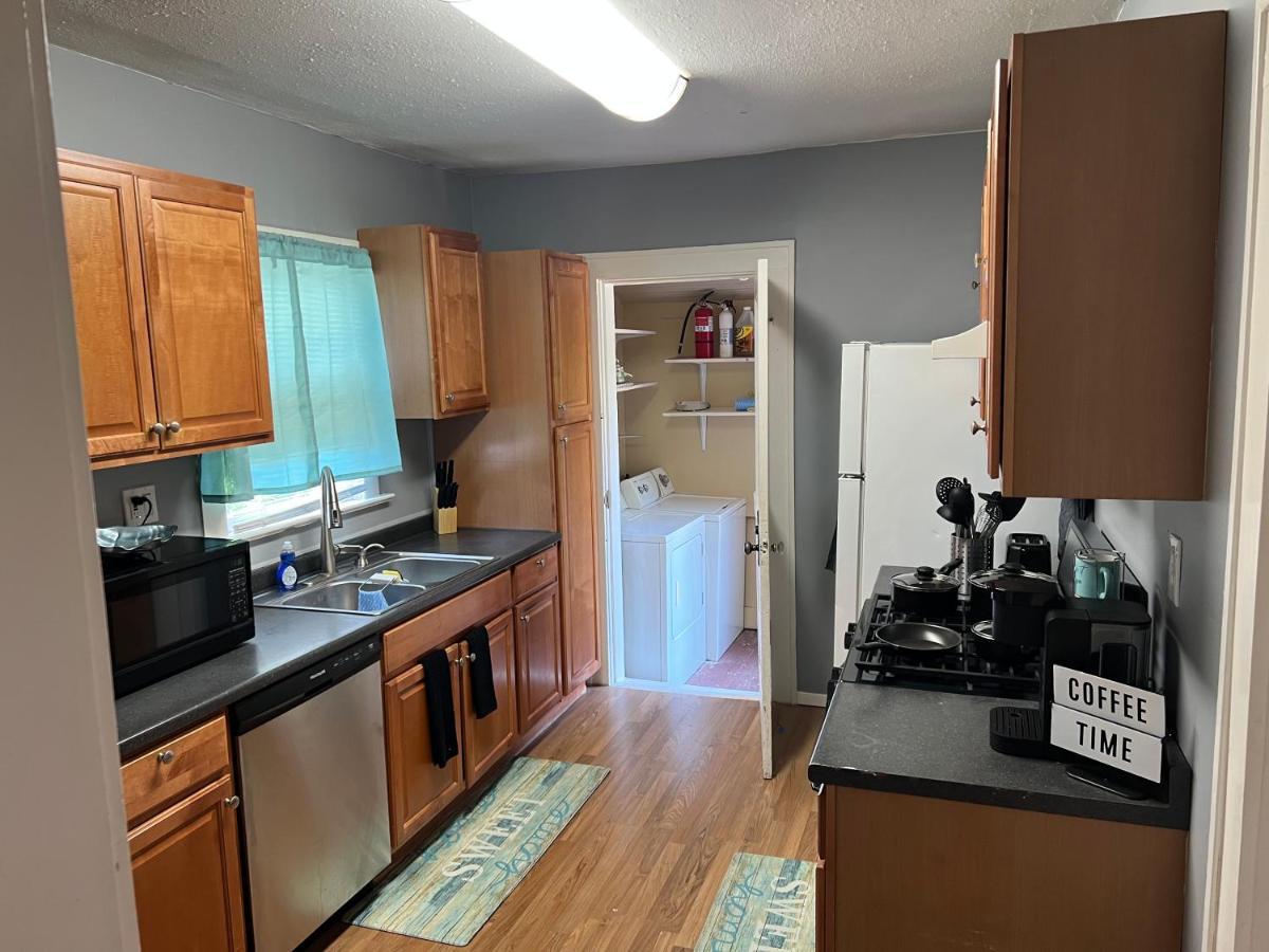 2nd Level Duplex, Downtown Near Toyota Center, Smoking Allowed On Balcony! Apartment *