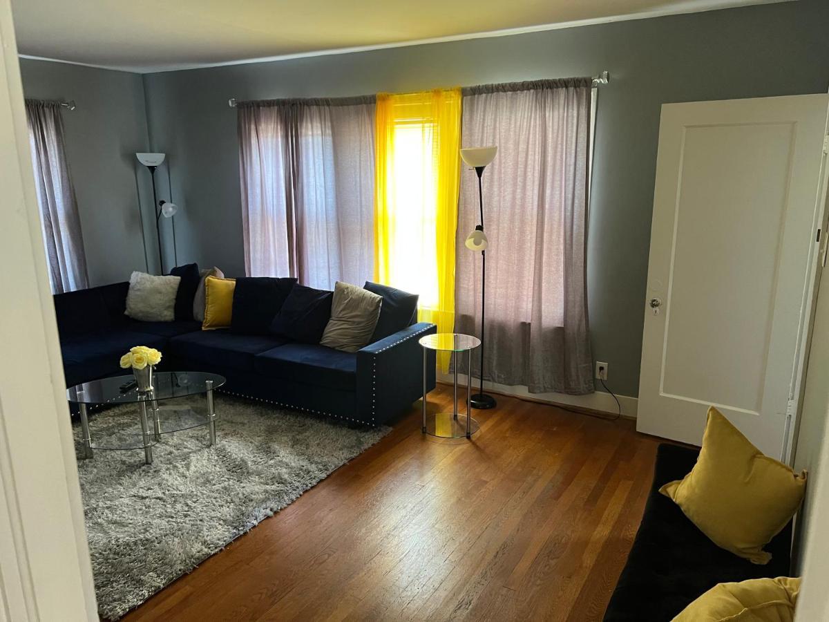 2nd Level Duplex, Downtown Near Toyota Center, Smoking Allowed On Balcony! *