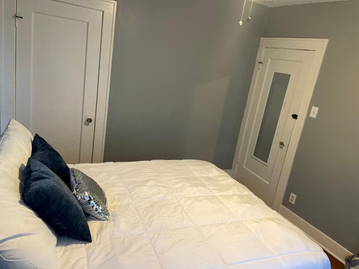 2nd Level Duplex, Downtown Near Toyota Center, Smoking Allowed On Balcony! Apartment